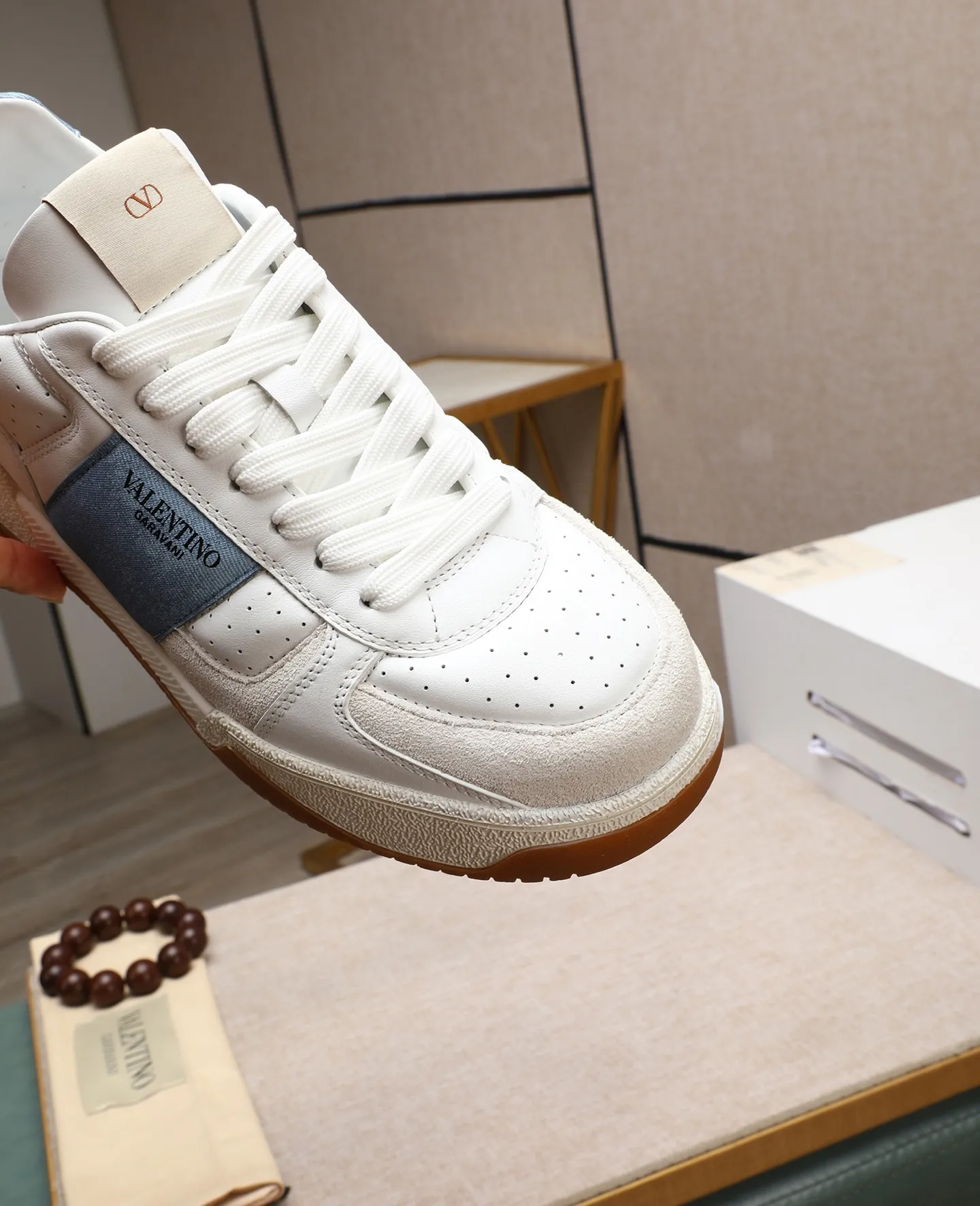 Men's shoes 💰740 [Valentino] Couple model, size: ▪️Size: Women's model 35-40 Men's model 39-44 (45 customized) Valentino Valentino Couple model Joie de Jouer series Velcro Thick sole Bread shoes Couple model Casual sneakers White shoes Original purchase and development Production Joie de Jouer series The style is simple but not out of style. The pure white base is paired with fresh green and soft beige, and the unique Velcro design highlights your personality. Every detail tells fashion and quality. Wear it, take a confident step, and start the trend journey. Delivered in exquisite packaging🛍📦 ▪️Material: Original custom imported first-layer cowhide ▪️Inner lining: Original custom made soft sheepskin lining ▪️Outsole: Original open-molded non-slip TPU material ▪️Sole thickness: 3.5CM